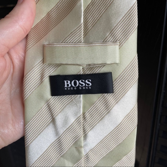 Hugo boss silk tie, cream and green stripe - Picture 3 of 7